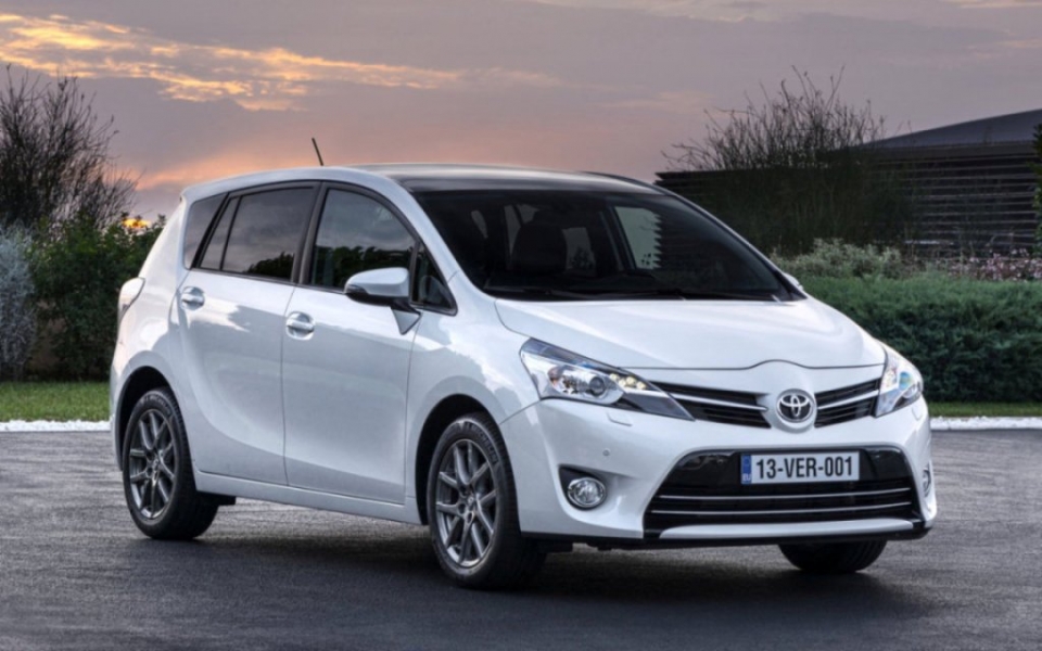 Toyota минивэн гибрид